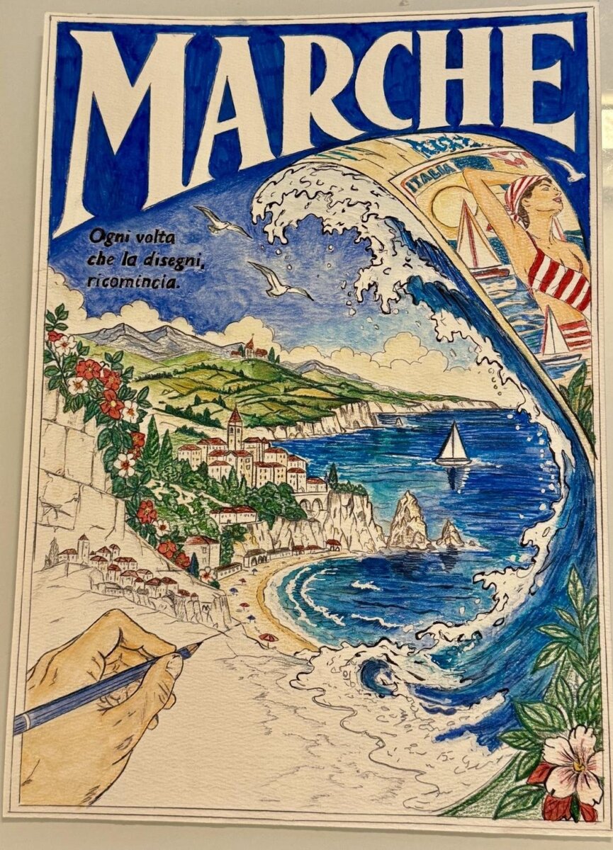 Disegno colorato con la grande scritta «Marche»: un’onda azzurra che si apre su una baia con un borgo, scogli e una barca a vela; in basso a sinistra una mano che disegna con una matita e la frase «Ogni volta che la disegni, ricomincia.»